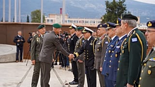 Η επίσημη υποδοχή του Αρχηγού ΓΕΕΘΑ Στρατηγού Δημήτριου Χούπη, από τον απερχόμενο Αρχηγό ΓΕΕΘΑ Στρατηγό Κωνσταντίνο Φλώρο στο Στρατόπεδο «ΣΤΡΑΤΑΡΧΟΥ ΑΛΕΞΑΝΔΡΟΥ ΠΑΠΑΓΟΥ».