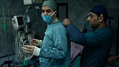الدكتور صهيب الهمص، مدير المستشفى الكويتي في مدينة رفح جنوب غزة، يستعد لإجراء عملية جراحية  11 يناير 2024.