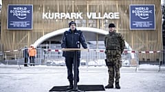Walter Schlegel, Kommandant der Kantonspolizei Graubünden, und der Kommandant Territorialdivision 3 der Schweizer Armee, Divisionär Maurizio Dattrino (rechts), Davos, 12.1.24