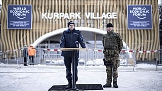 Walter Schlegel, Kommandant der Kantonspolizei Graubünden, und der Kommandant Territorialdivision 3 der Schweizer Armee, Divisionär Maurizio Dattrino (rechts), Davos, 12.1.24