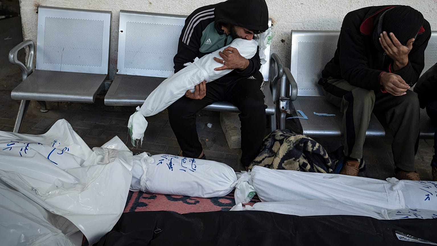 I palestinesi piangono i parenti uccisi nei bombardamenti israeliani sulla Striscia di Gaza a Rafah, sabato.