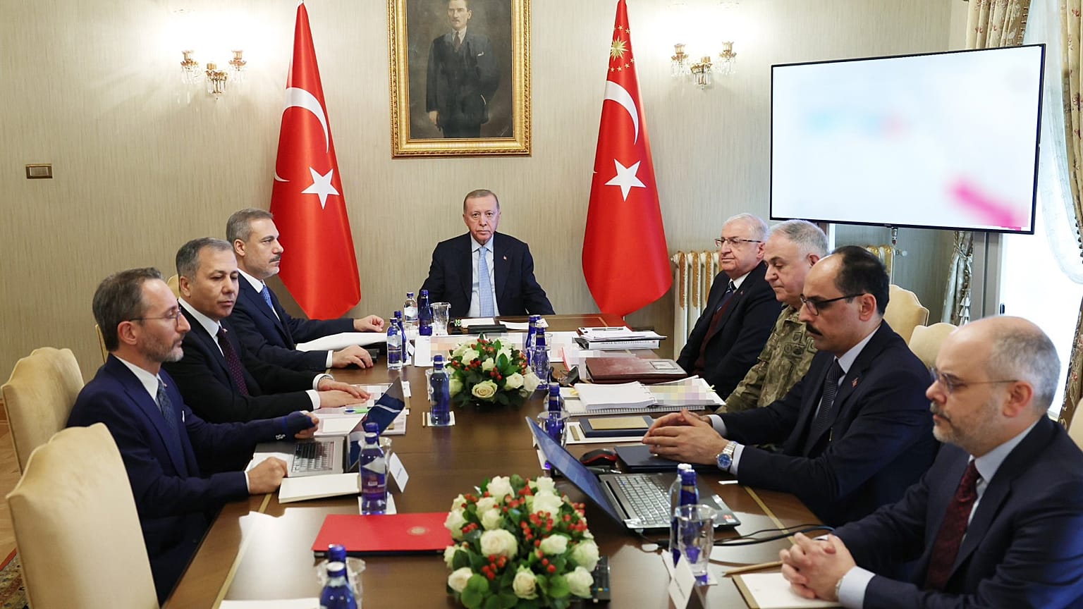 Cumhurbaşkanı Erdoğan başkanlığında Dolmabahçe Çalışma Ofisi’nde güvenlik toplantısı yapıldı