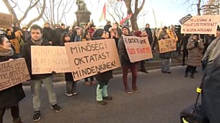 In Ungarn gingen hunderte von Menschen auf die Straße, um für höhere Gehälter für Lehrer zu demonstrieren.