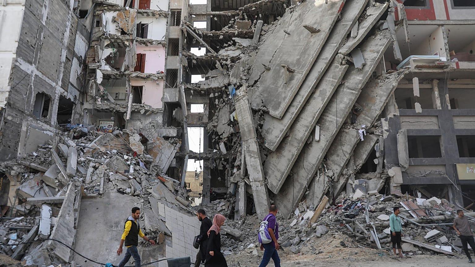 Des Palestiniens dans les décombres de Gaza city, le 24 novembre 2023.
