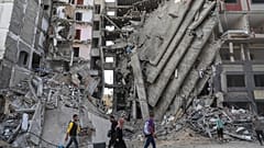 Des Palestiniens dans les décombres de Gaza city, le 24 novembre 2023.