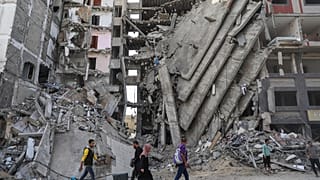 Des Palestiniens dans les décombres de Gaza city, le 24 novembre 2023.