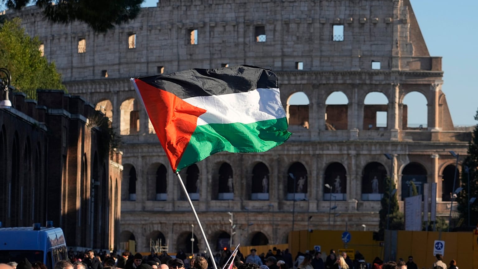 Palesztin zászló a római Colosseumnál rendezett demonstráción 2024.01.13-án. 