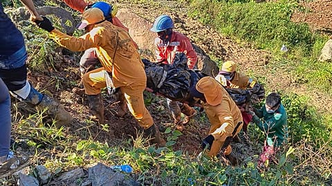 Los equipos de rescate en Colombia tras el desprendimiento de tierras.