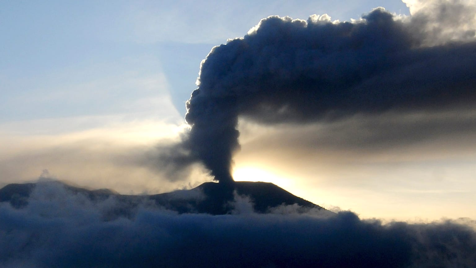 Merapi Yanardağı tekrar patladı (arşiv)