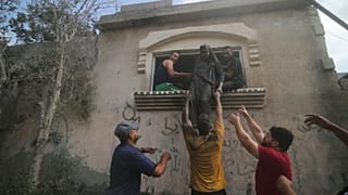 إخلاء مبنى في قطاع غزة بعد تعرضه لغارة إسرائيلية