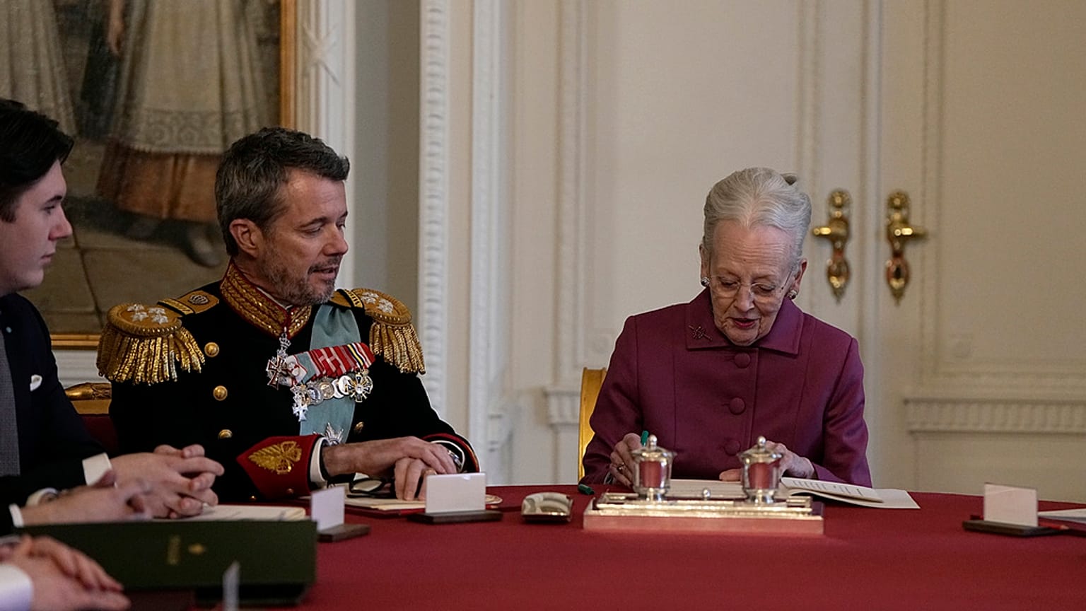 La reina Margarita II de Dinamarca firma su abdicación este domingo