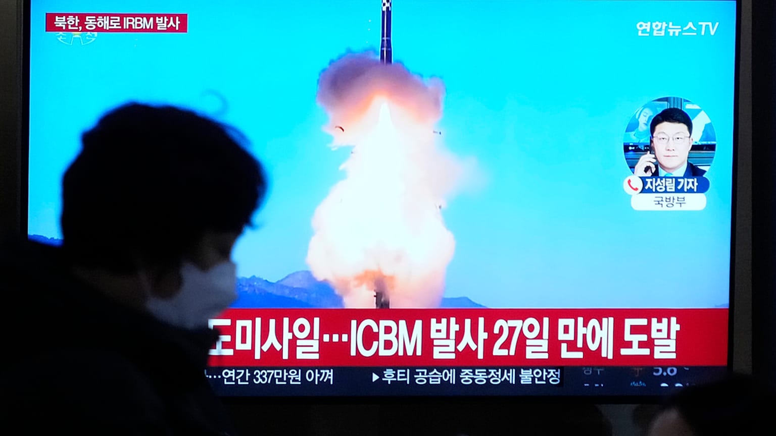 A televízió képernyőjén az észak-koreai rakétaindításról készült felvétel látható egy hírműsor alatt a szöuli vasútállomáson Szöulban, Dél-Koreában vasárnap.