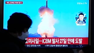 A televízió képernyőjén az észak-koreai rakétaindításról készült felvétel látható egy hírműsor alatt a szöuli vasútállomáson Szöulban, Dél-Koreában vasárnap.