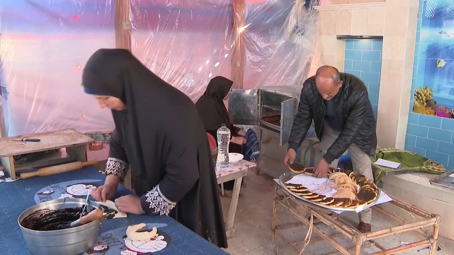 عائلة نعيم اللباد تصنع المعجنات والفلافل لكسب لقمة العيش.