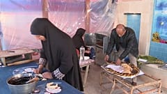 عائلة نعيم اللباد تصنع المعجنات والفلافل لكسب لقمة العيش.