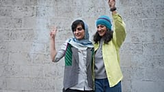 Zwei iranische Journalistinnen die für ihre Berichterstattung über den Tod von Mahsa Amini zu langen Haftstrafen verurteilt worden waren kamen gegen eine Kaution frei.