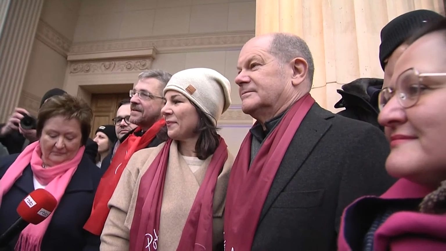 Il cancelliere tedesco Olaf Scholz in piazza