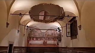 Transformé en piste de danse, le plafond du monastère s'est effondré.
