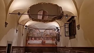 Captura de las imágenes de un monasterio de Toscana tras el derrumbe del suelo.