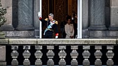Az új dán király a palota erkélyén