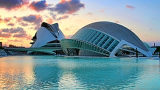 Foto del Palau de les Arts Reina Sofía a la izquierda y L'Hemisferic a la derecha, tomada el 15 de julio de 2012.