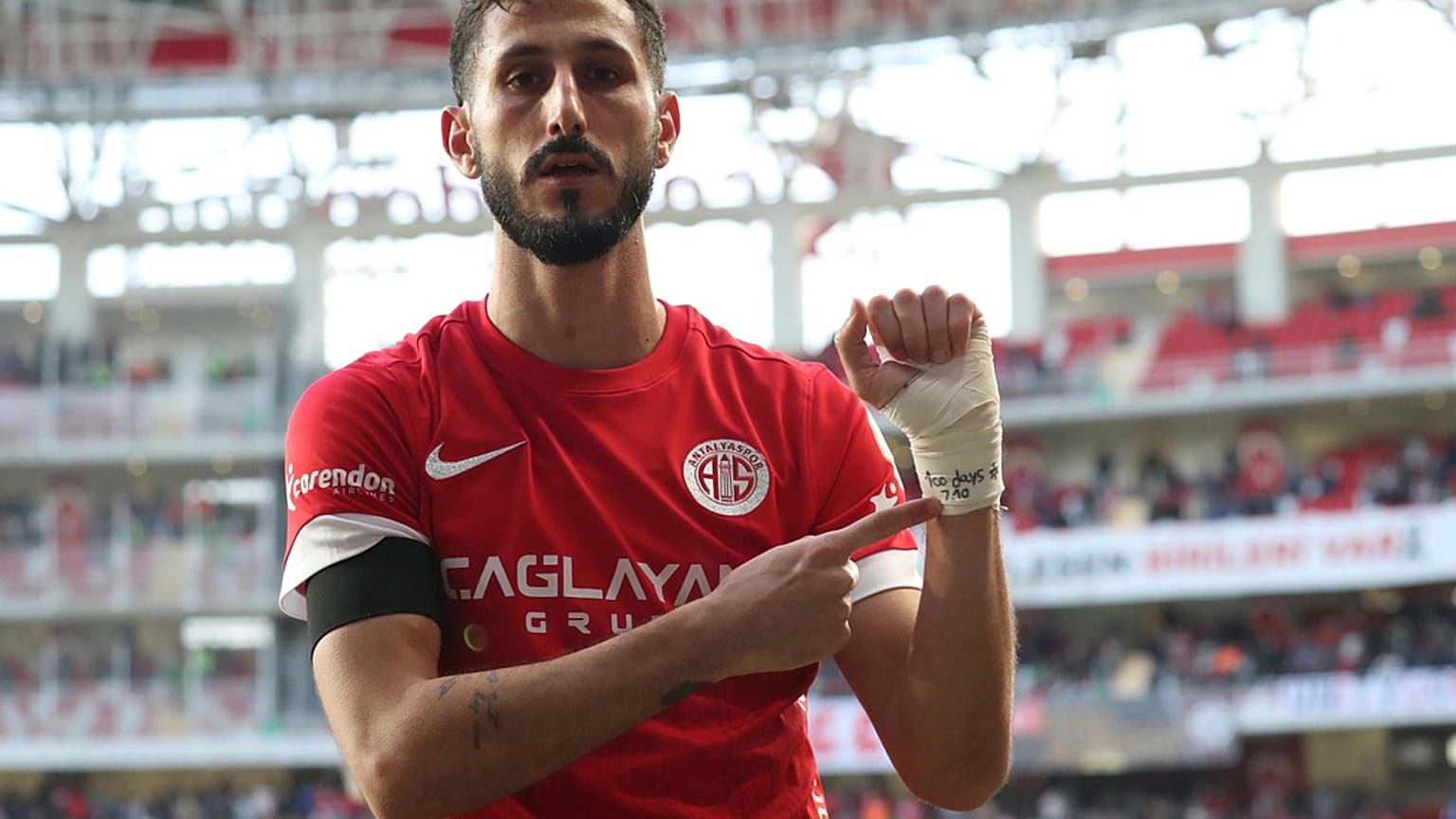Imagen de Sagiv Jehezkel, futbolista israelí del equipo turco Antalyaspor que ha sido despedido del club por un gesto calificado de polémico, tras marcar un gol.