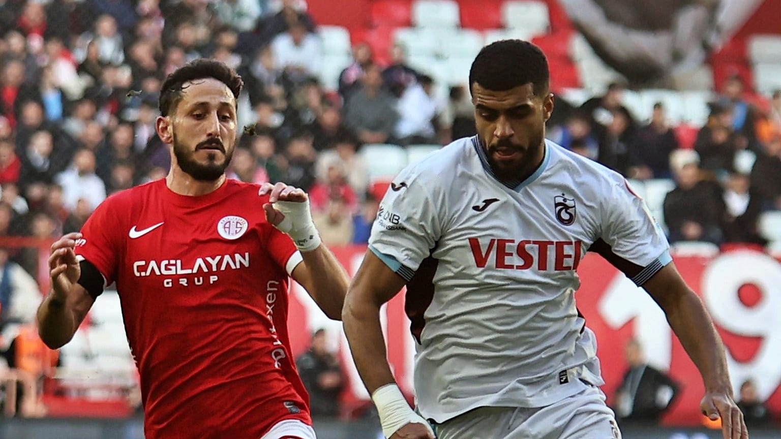 لاعب أنطاليا سبور ساغيف ييهيزكيل،على اليسار، يتنافس على الكرة مع ريان بانيا لاعب طرابزون سبور 