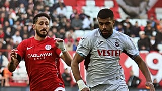 لاعب أنطاليا سبور ساغيف ييهيزكيل،على اليسار، يتنافس على الكرة مع ريان بانيا لاعب طرابزون سبور