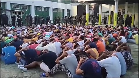 In Ecuador durchsuchten tausende von Polizeibeamten die Gefängnisse. 
