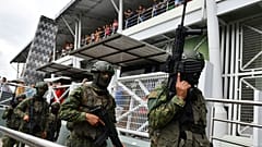 Soldados patrullan en los perímetros de un mercado al aire libre en Portoviejo, Ecuador, el jueves 11 de enero de 2024.