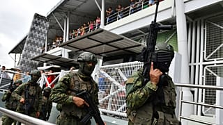 Soldados patrullan en los perímetros de un mercado al aire libre en Portoviejo, Ecuador, el jueves 11 de enero de 2024.