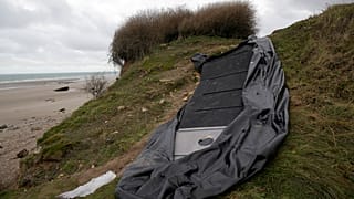  Kuzey Fransa'nın Calais kenti yakınlarındaki Wimereux'de kıyıda hasarlı bir şişme küçük bot, 25 Kasım 2021 