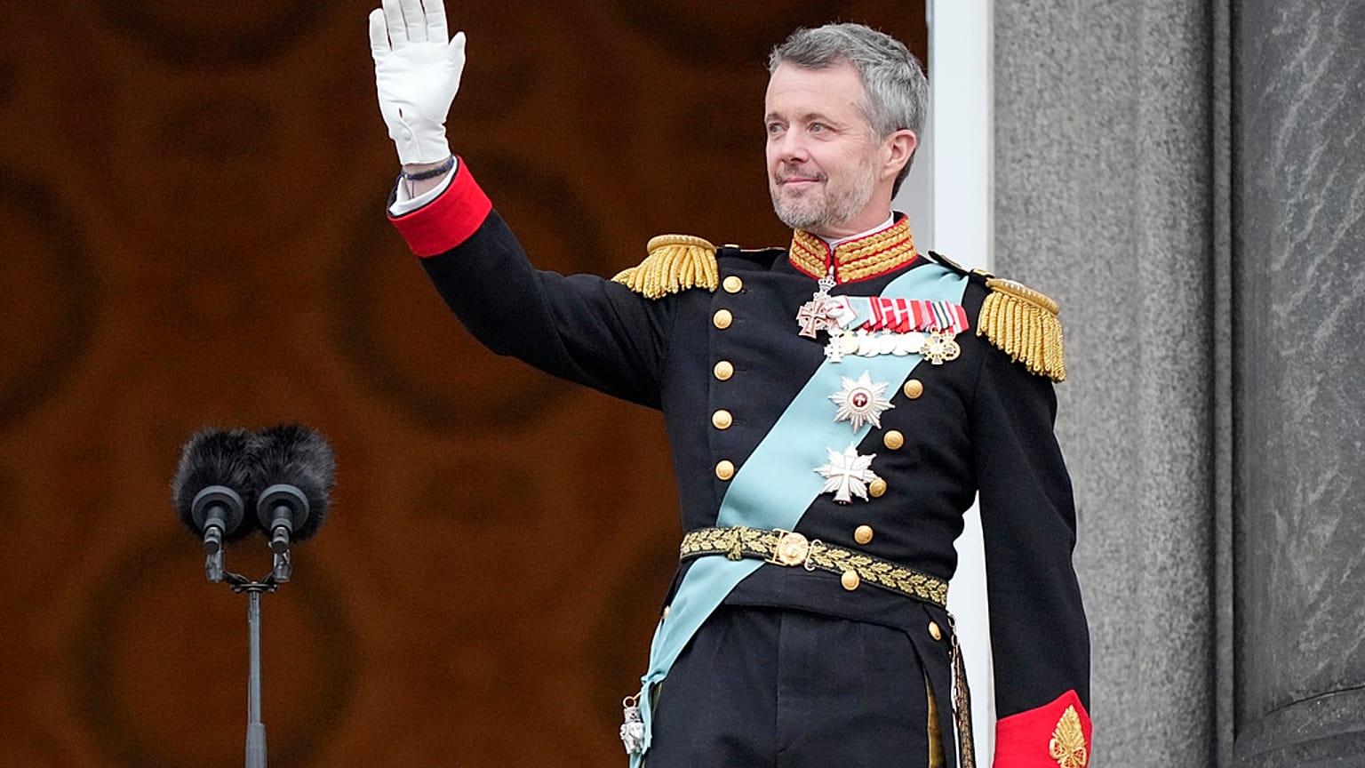 Frigyes a palota erkélyéről integet január 14-én 
