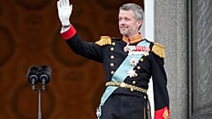 Frigyes a palota erkélyéről integet január 14-én 