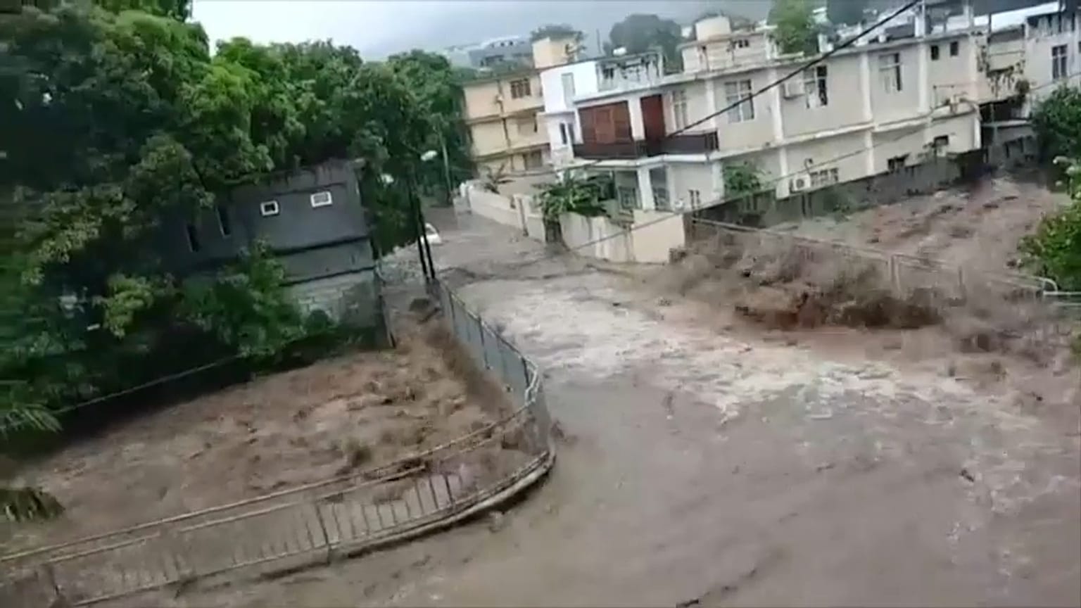 Ein Wirbelsturm hat die Hauptstadt von Mauritius mit voller Wucht getroffen. 