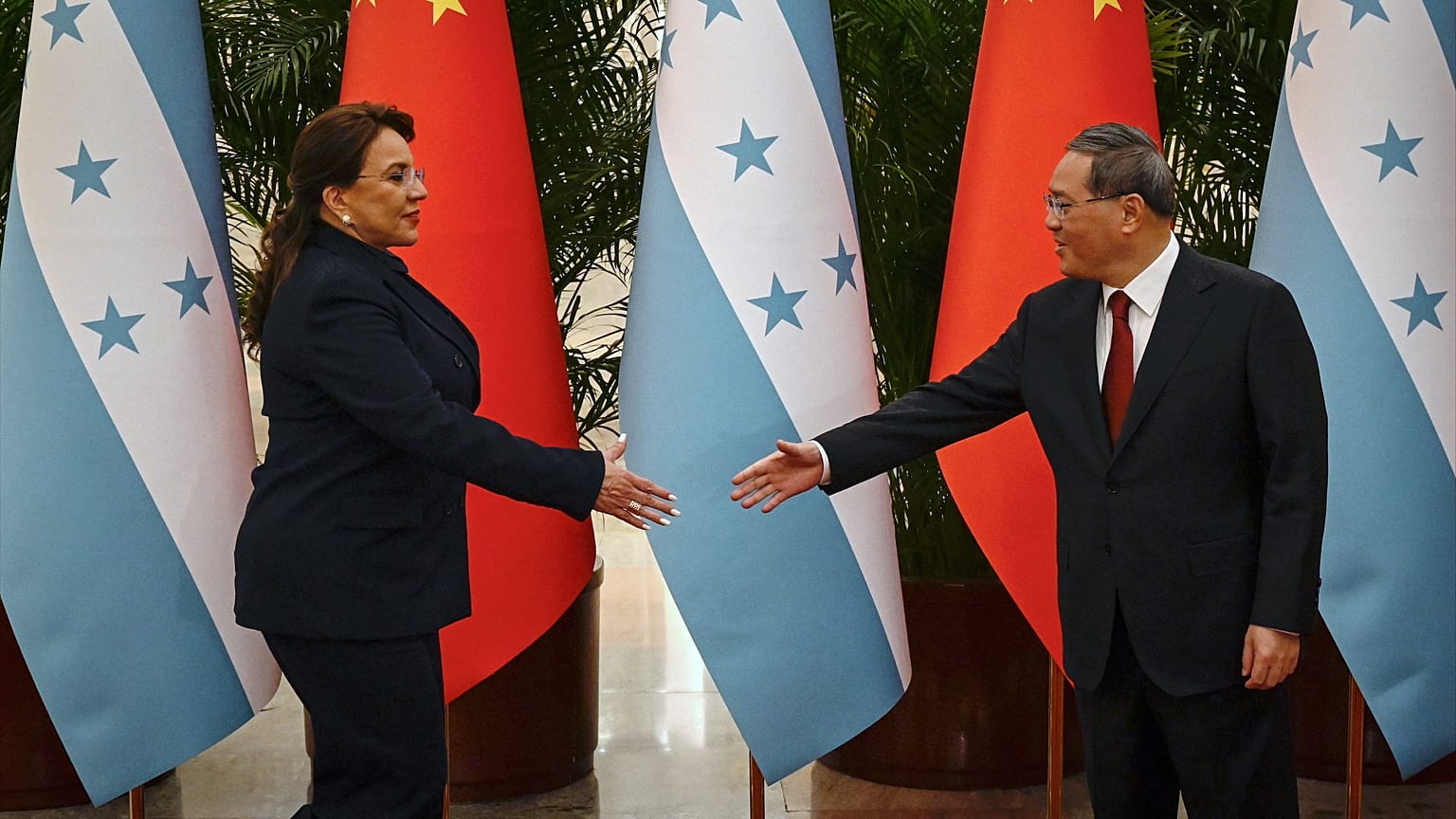 Li Csiang kínai miniszterelnök fogadja Xiomara Castro hondurasi elnököt a pekingi Nagy Népi Csarnokban 2023. június 13-án 