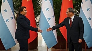 Li Csiang kínai miniszterelnök fogadja Xiomara Castro hondurasi elnököt a pekingi Nagy Népi Csarnokban 2023. június 13-án 