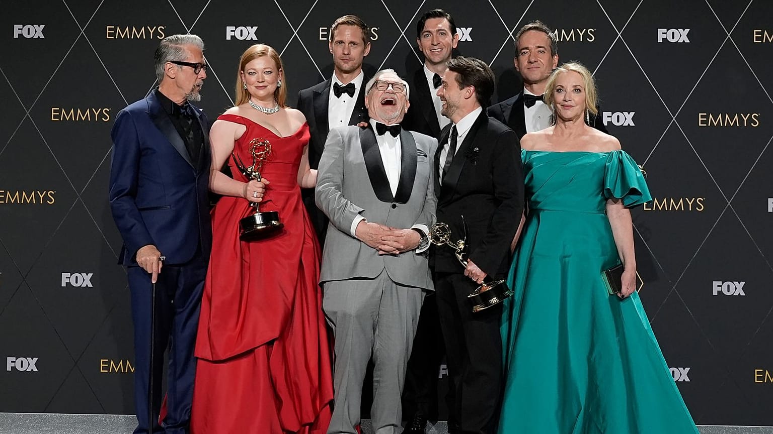 Alan Ruck, Sarah Snook, Alexander Skarsgard, Brian Cox, Nicholas Braun, Kieran Culkin, Matthew Macfayden ve J. Smith-Cameron, Succession ile en iyi drama dizisi ödülünü kazananlar
