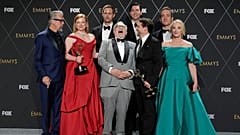 Alan Ruck, Sarah Snook, Alexander Skarsgard, Brian Cox, Nicholas Braun, Kieran Culkin, Matthew Macfayden ve J. Smith-Cameron, Succession ile en iyi drama dizisi ödülünü kazananlar