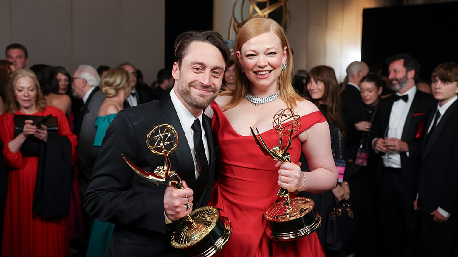 Kieran Culkin, links, und Sarah Snook mit ihren Emmys für "Succession" 