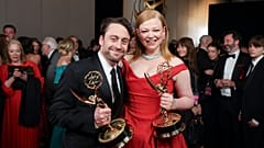 Kieran Culkin, links, und Sarah Snook mit ihren Emmys für "Succession" 
