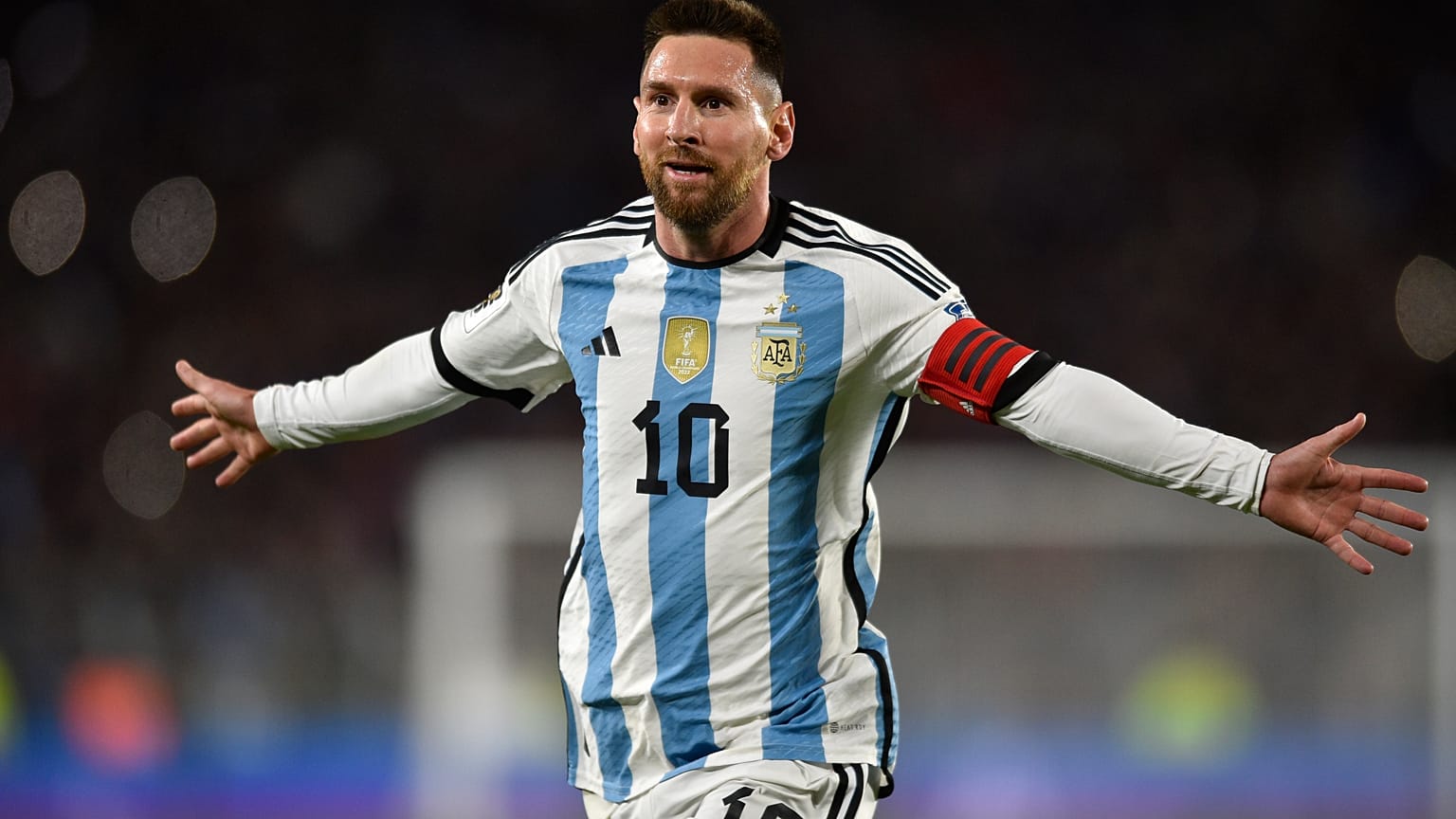 ليونيل ميسي يحتفل بتسجيل هدف في مرمى الإكوادور خلال مباراة مؤهلة لكأس العالم 2026 على ملعب مونومنتال في بوينس آيرس. 2023/09/07