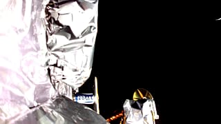 Astrobotic Technology tarafından yayınlanan monte edilmiş bir kameradan alınan bu görüntüde, Peregrine iniş aracındaki yalıtımın bir bölümü görülüyor.