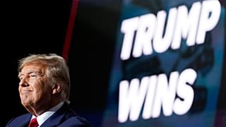 El candidato presidencial republicano, el expresidente Donald Trump, habla en una fiesta nocturna del caucus en Des Moines, Iowa, el lunes 15 de enero de 2024.