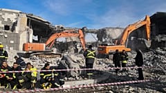 Спасатели разбирают завалы на месте разрушенного дома, в котором погибли бизнесмен и его дочь