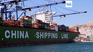 Un porte-conteneur de China Shipping Line dans le port du Pirée en Grèce.