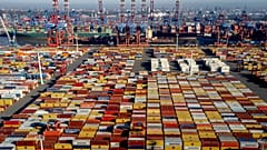 Contenedores apilados en el puerto de Hamburgo (Alemania), en una imagen del 26 de octubre de 2022