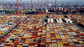 Contenedores apilados en el puerto de Hamburgo (Alemania), en una imagen del 26 de octubre de 2022