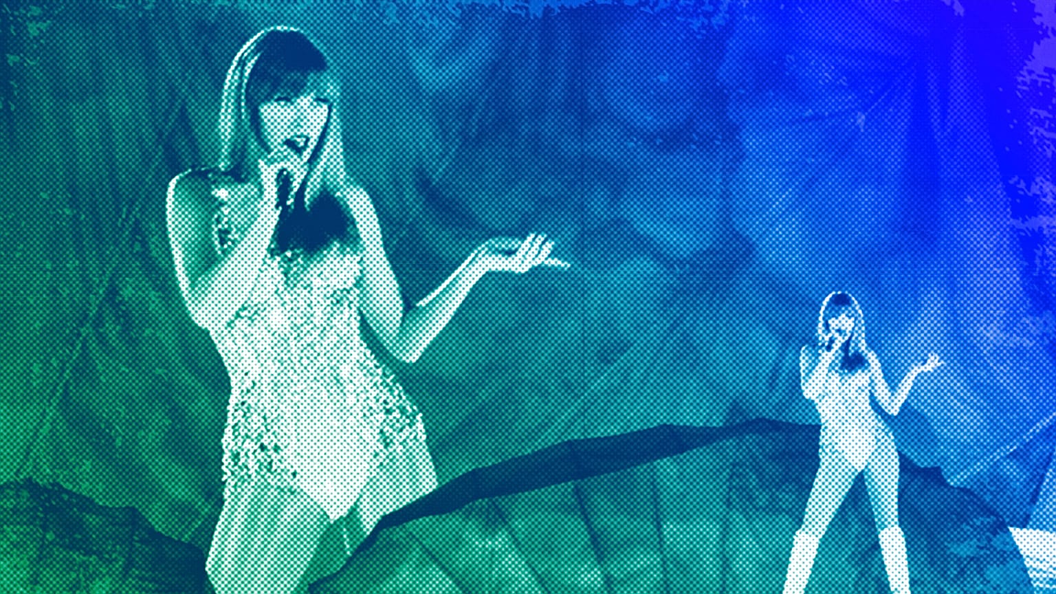 Taylor Swift actúa durante la apertura de su gira Eras en Glendale, AZ, marzo 2023