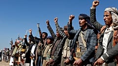 Huthi-Kämpfer und Stammesangehörige protestieren am 14. Januar 2024, in der Nähe von Sanaa gegen die Angriffe der USA und Großbritanniens. 